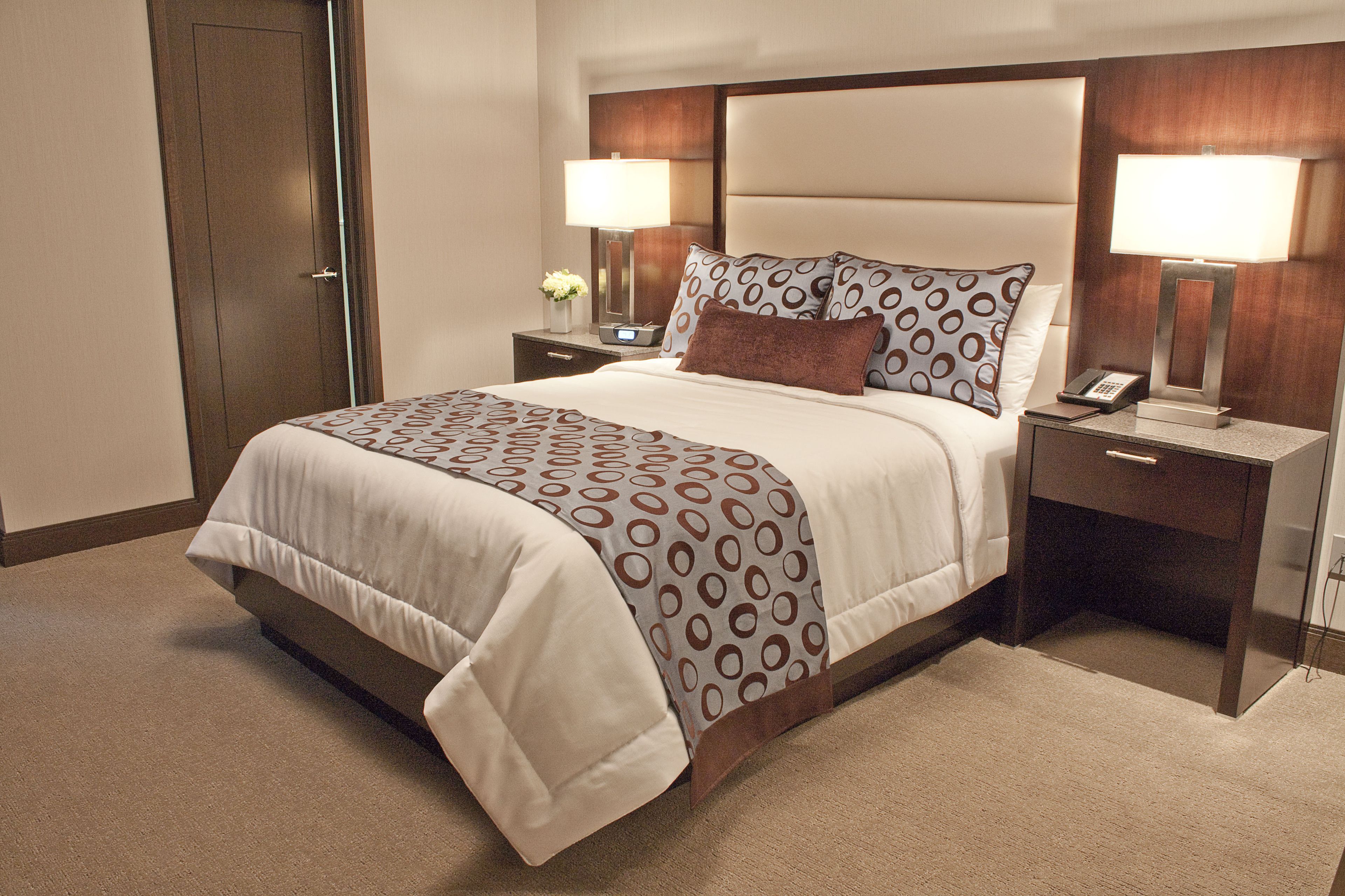 premium bedding, pillow-top beds, in-room safe, desk