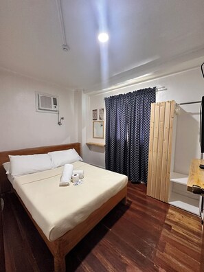 Standard Room, 1 Queen Bed | Iron/ironing board, rollaway beds, bed sheets - La Bella Casa de Boracay (Boracay Island)