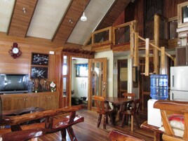 Televisión LCD de 24 pulgadas con canales por cable, una televisión