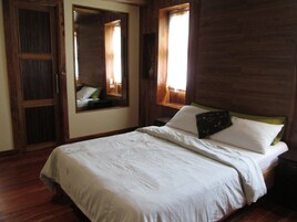 Habitación estándar, 1 cama de matrimonio | Tabla de planchar con plancha, camas supletorias, ropa de cama