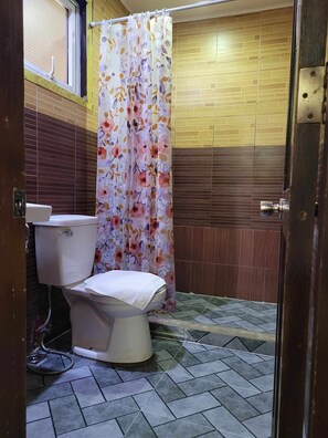 Standard Room, 1 Queen Bed | Bathroom | Shower, rainfall showerhead, free toiletries, hair dryer - La Bella Casa de Boracay (Boracay Island)