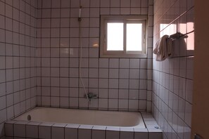 Kamar Double Standar | Kamar mandi | Bathtub besar dan handuk
