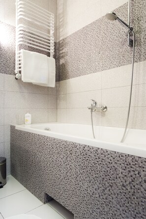 Apartment, 1 Schlafzimmer | Badezimmer | Duschwanne, Haartrockner, Handtücher
