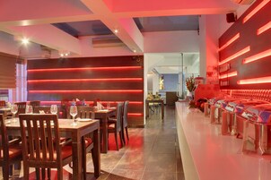 Bữa sáng đầy đủ hàng ngày (300 INR/mỗi người) 