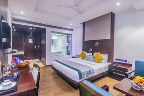 Premier Room | Egyptian cotton sheets, minibar, individually decorated - Hotel Godwin Deluxe (New Delhi)