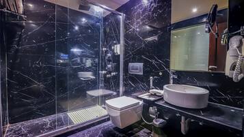 Studio | Bathroom | Shower, rainfall showerhead, free toiletries, hair dryer