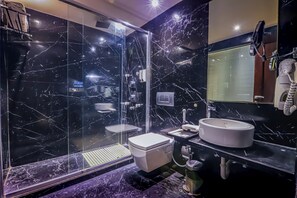 Bathroom - Hotel Godwin Deluxe (New Delhi)