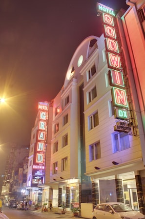 Fassade der Unterkunft – Abend/Nacht