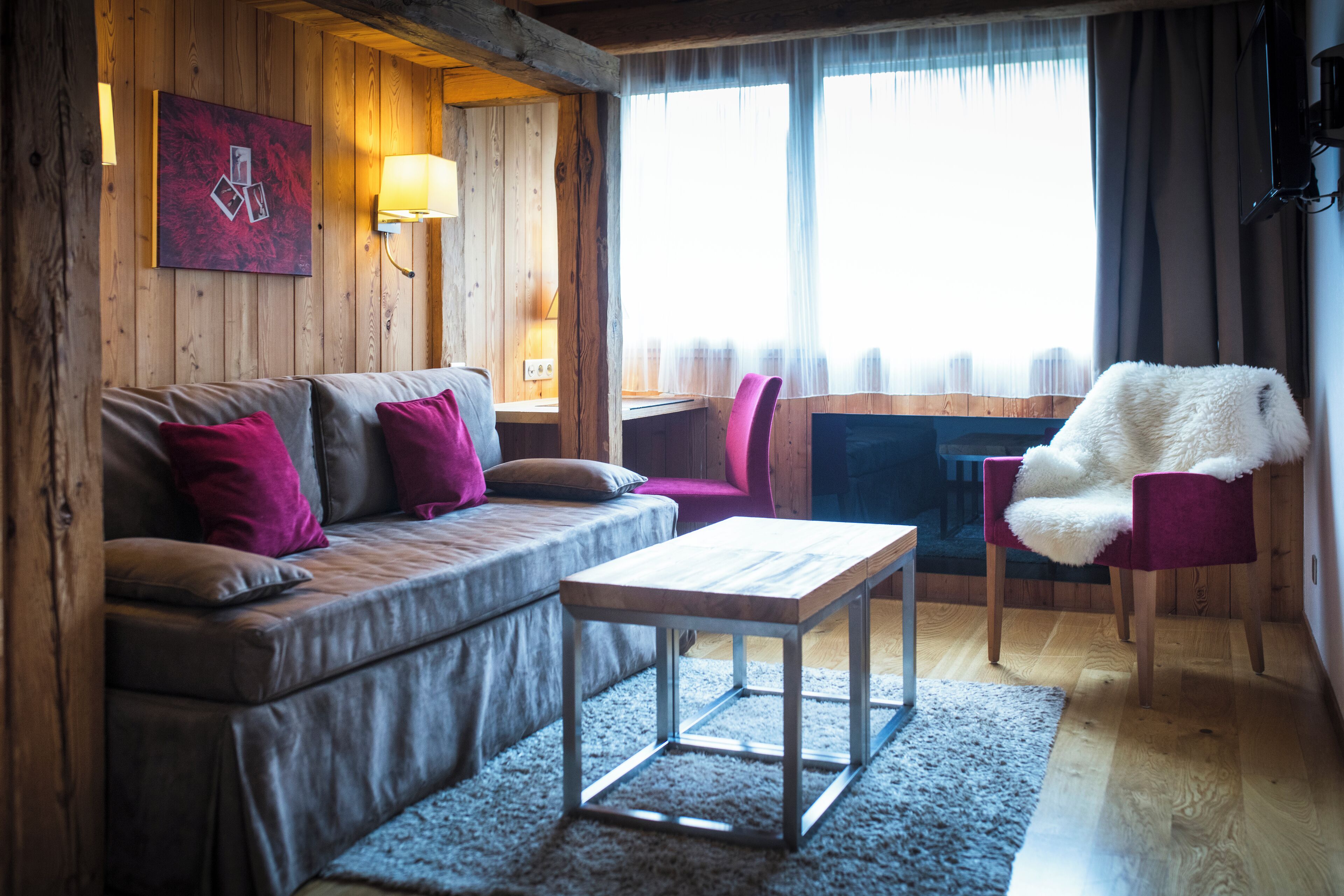 suite privilege | living area | smart tv