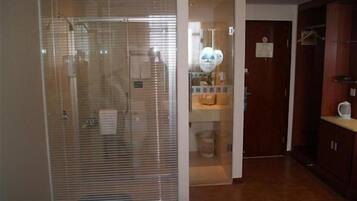 Duschwanne, kostenlose Toilettenartikel, Haartrockner, Hausschuhe