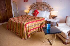 A hotel room with a bed, two bedside lamps, a small table, and a chair. - Hotel Azur (Yaoundé)