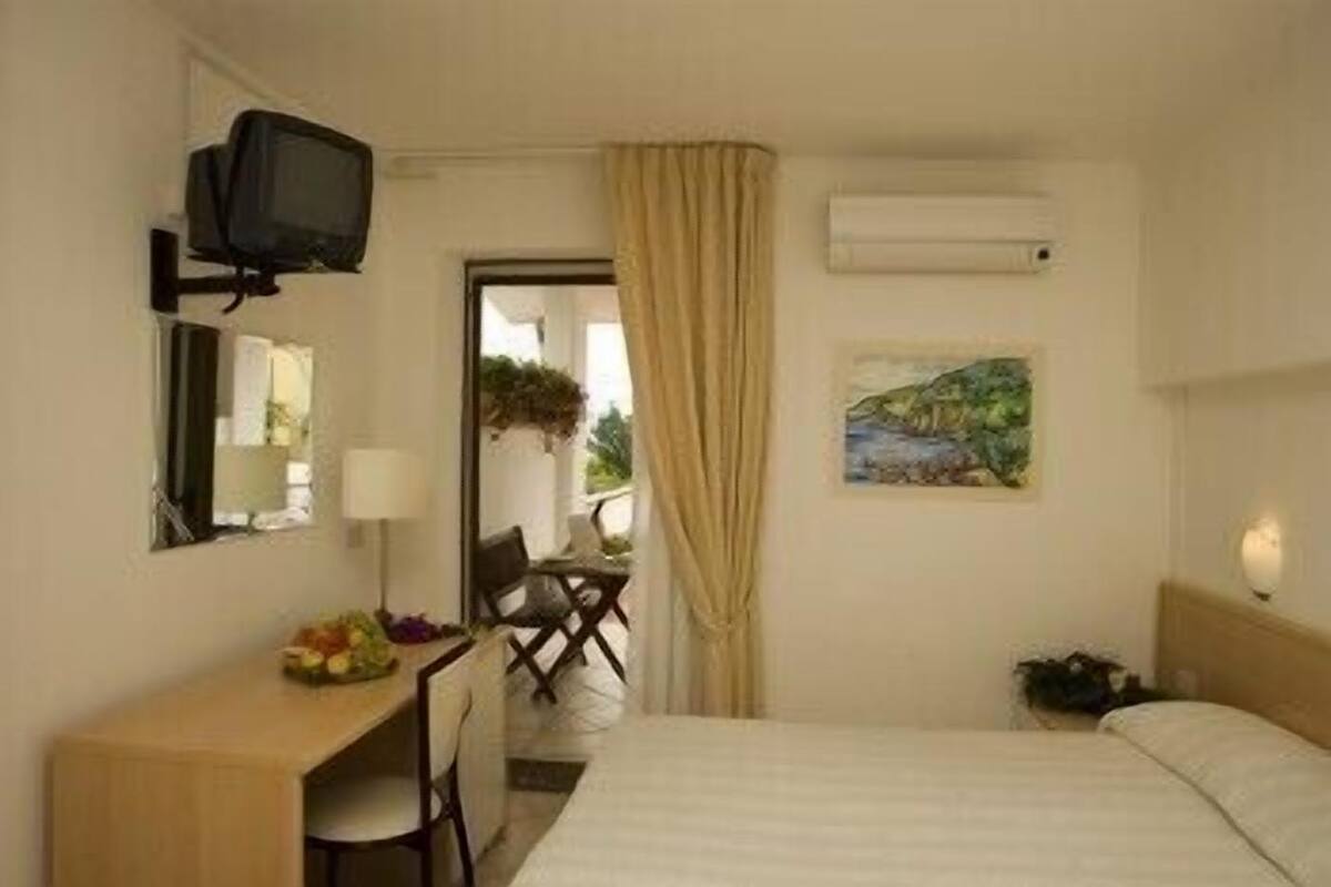 In-room safe, desk, soundproofing, free WiFi