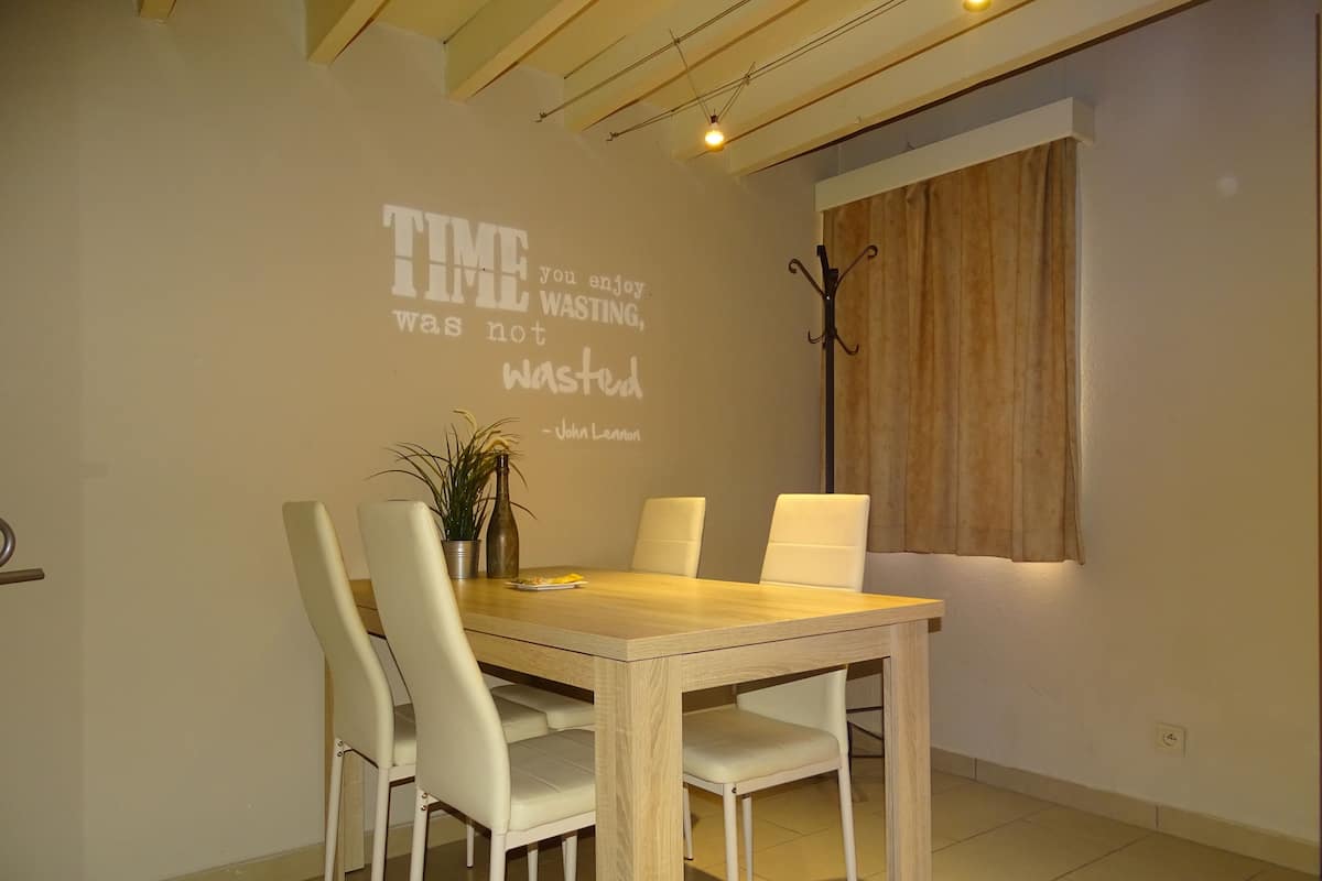 Executive Apartment Double with daily cleaning | Makan dalam bilik