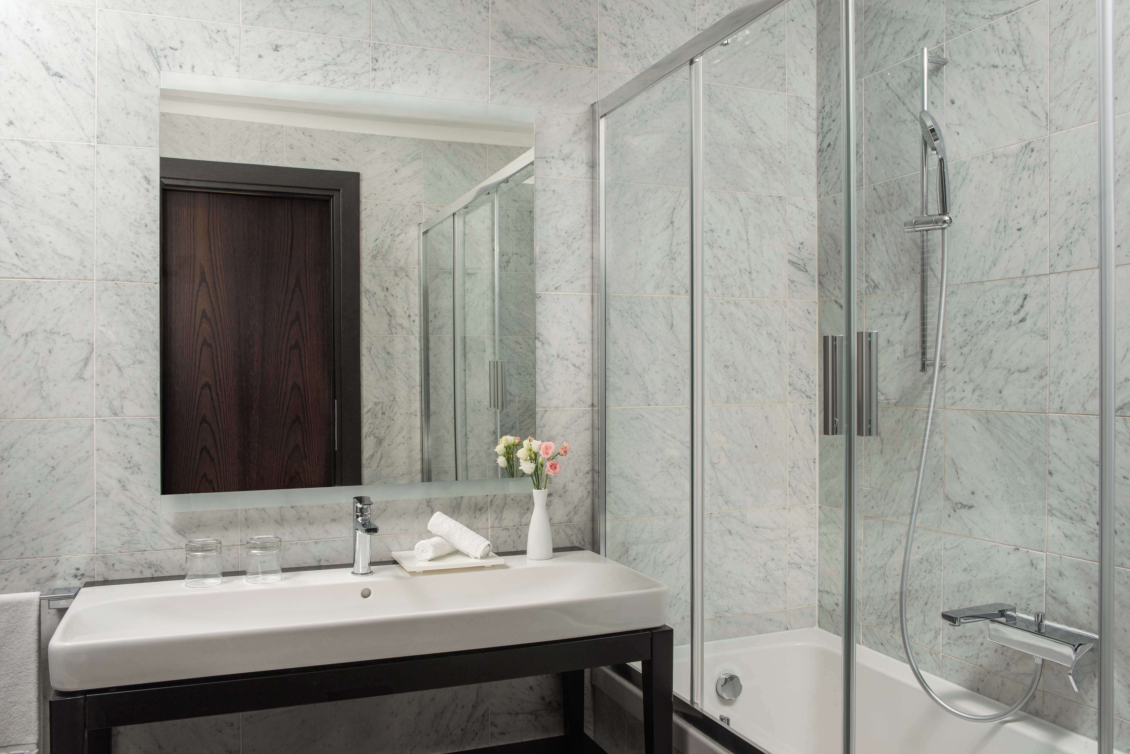 combined shower/bathtub, rainfall showerhead, free toiletries