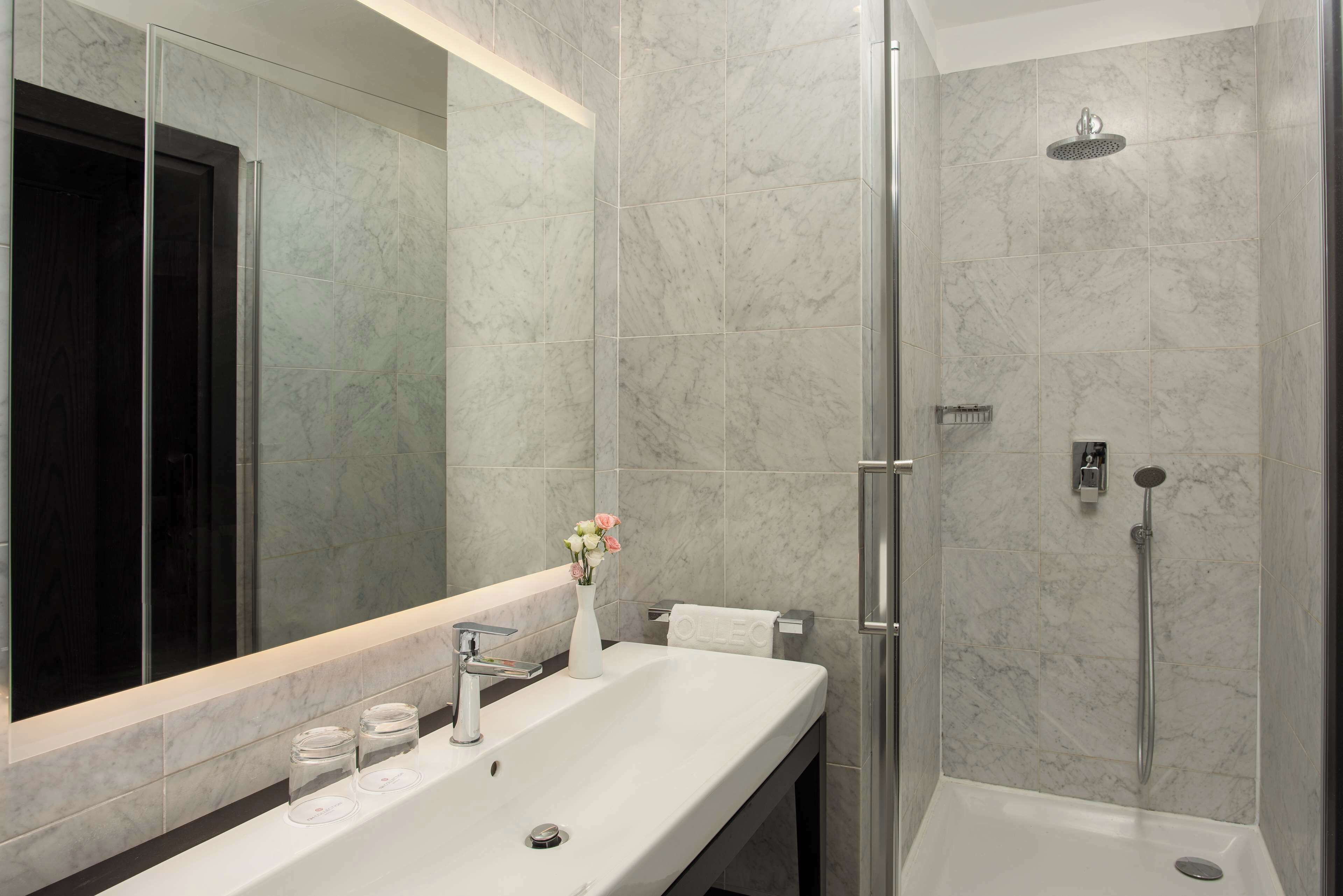 combined shower/bathtub, rainfall showerhead, free toiletries