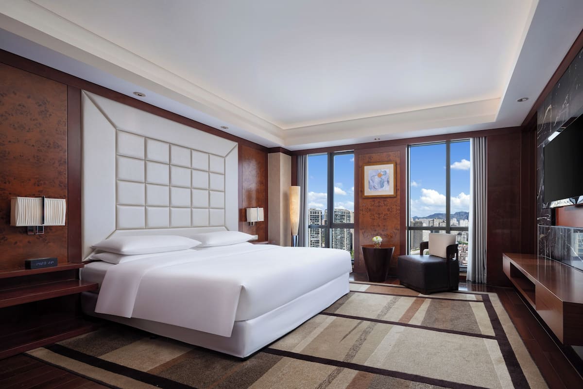 deluxe suite, 1 bedroom | premium bedding, minibar, in-room safe, desk