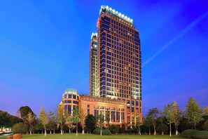 A high-rise hotel with a modern architectural design, featuring a prominent glass facade and a rooftop terrace. - Sheraton Wenzhou Hotel (Wenzhou)