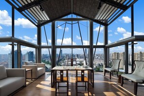 2 restaurantes, é servido café da manhã