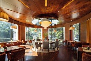 2 restaurants, breakfast served
