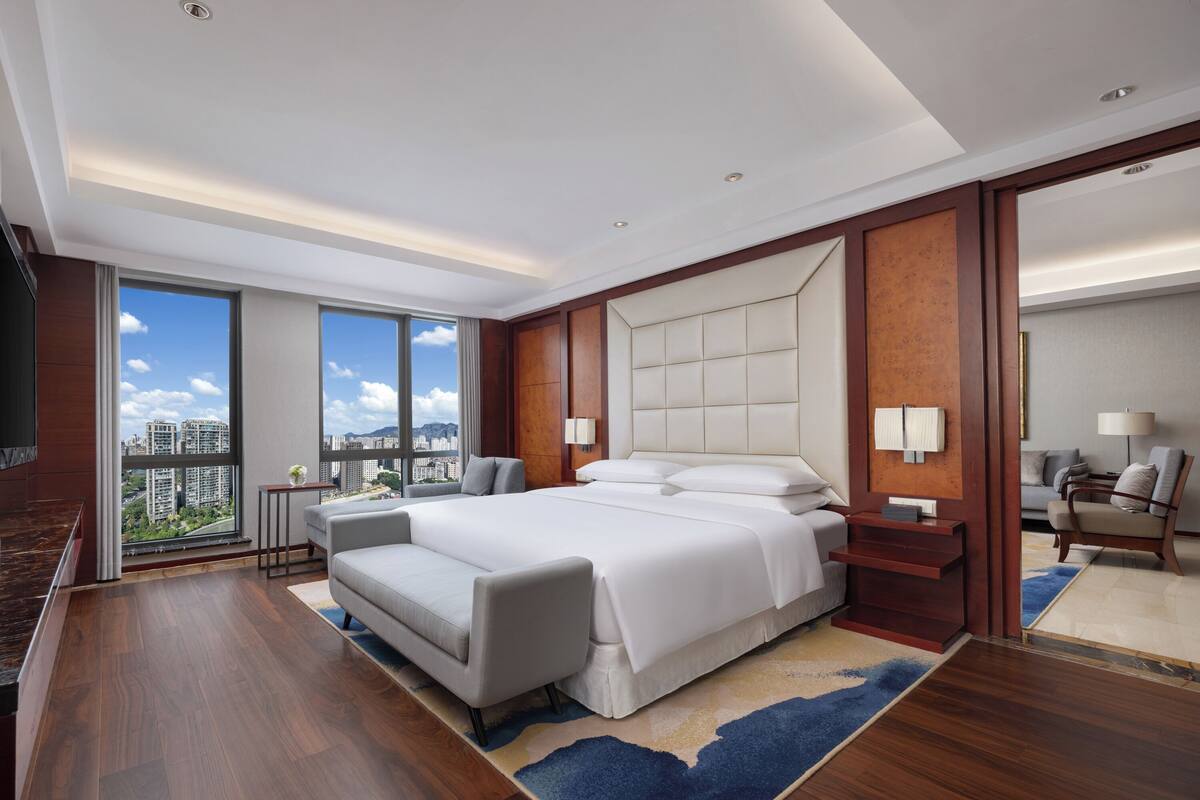 deluxe suite, 1 bedroom | premium bedding, minibar, in-room safe, desk
