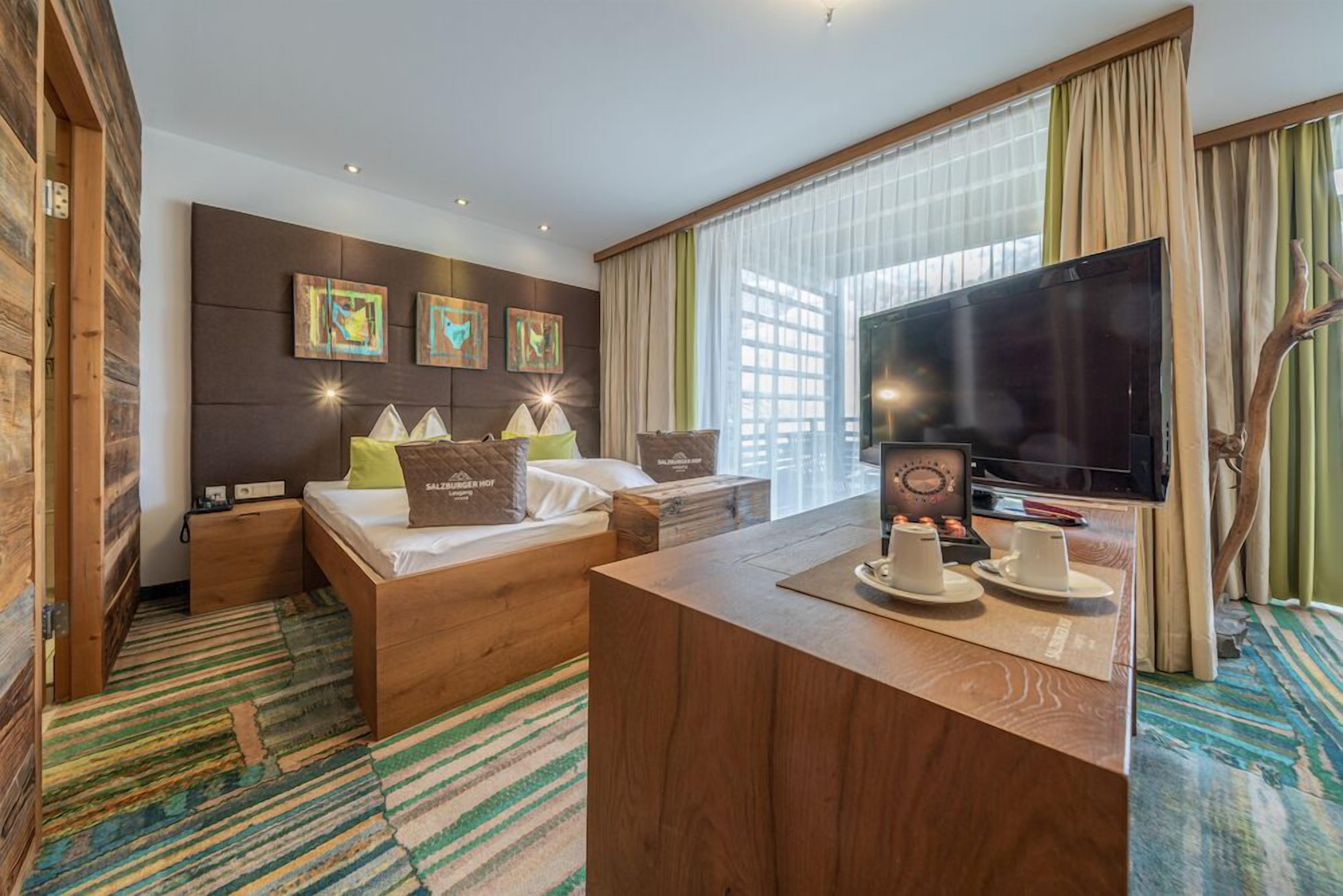 deluxe double room, balcony | free minibar, in-room safe, desk, blackout curtains