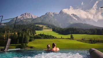2 buitenzwembaden, parasols voor strand/zwembad