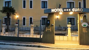 A hotel entrance with a sign reading "HOTEL EURO" and a star rating of three stars. - Hotel Euro (San Giovanni Rotondo)