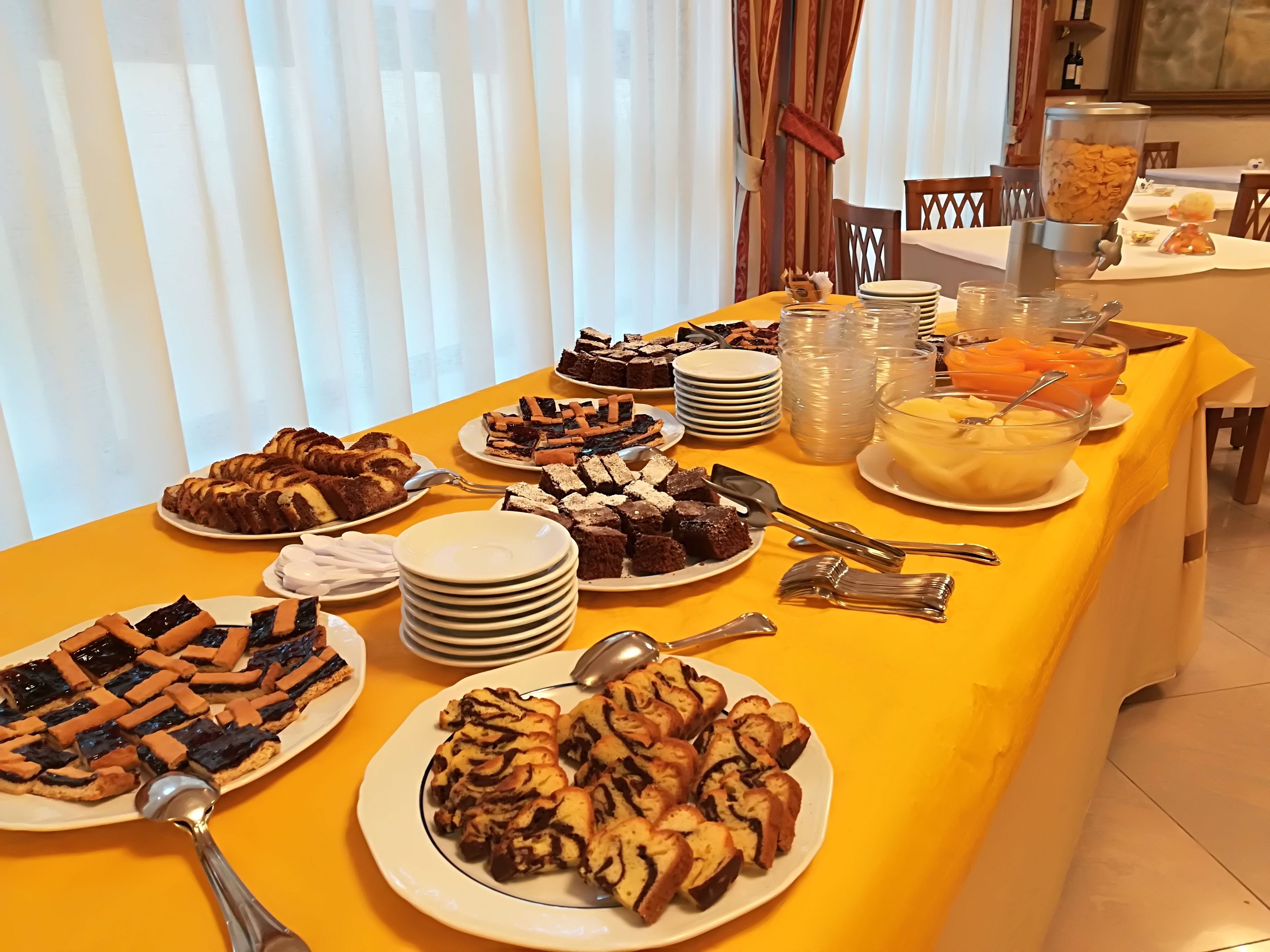 Free continental breakfast 