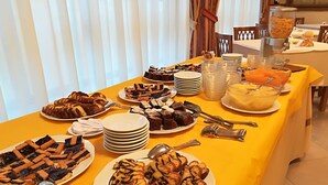 A buffet table with various desserts and beverages, including cakes, brownies, and fruit bowls. - Hotel Euro (San Giovanni Rotondo)