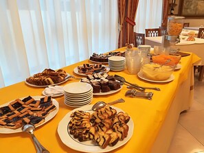 Inbegriffenes kontinentales Frühstück