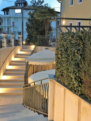 Una escalera conduce a un área de bar con un letrero que dice "Ristorante Bar".