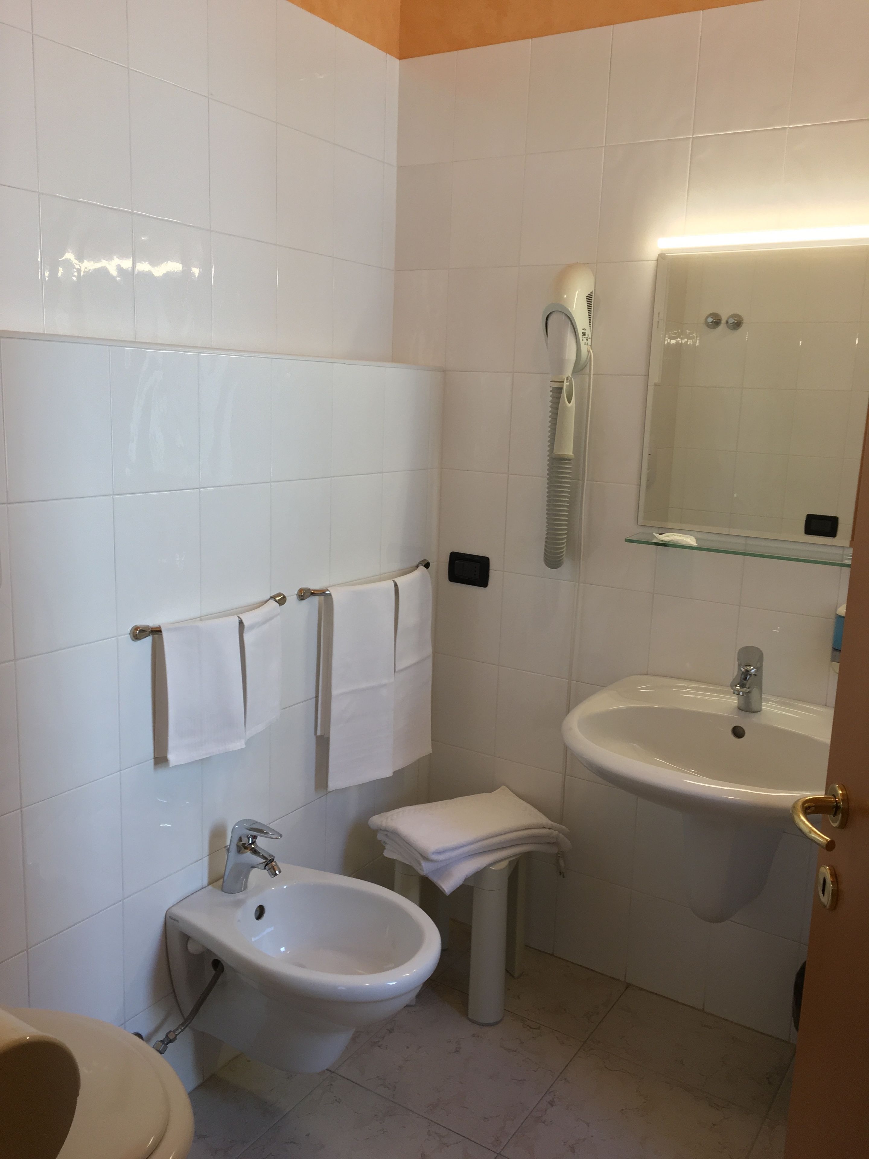 triple room | bathroom | shower, rainfall showerhead, free toiletries, hair dryer