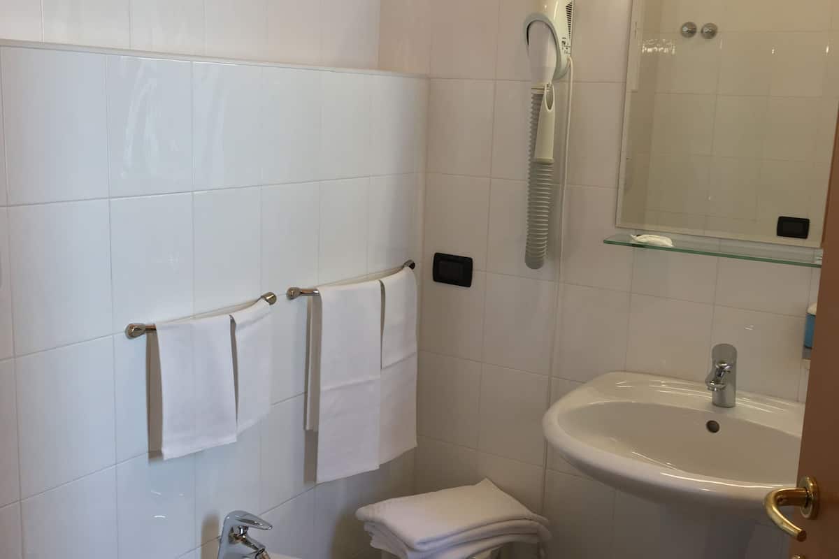 triple room | bathroom | shower, rainfall showerhead, free toiletries, hair dryer