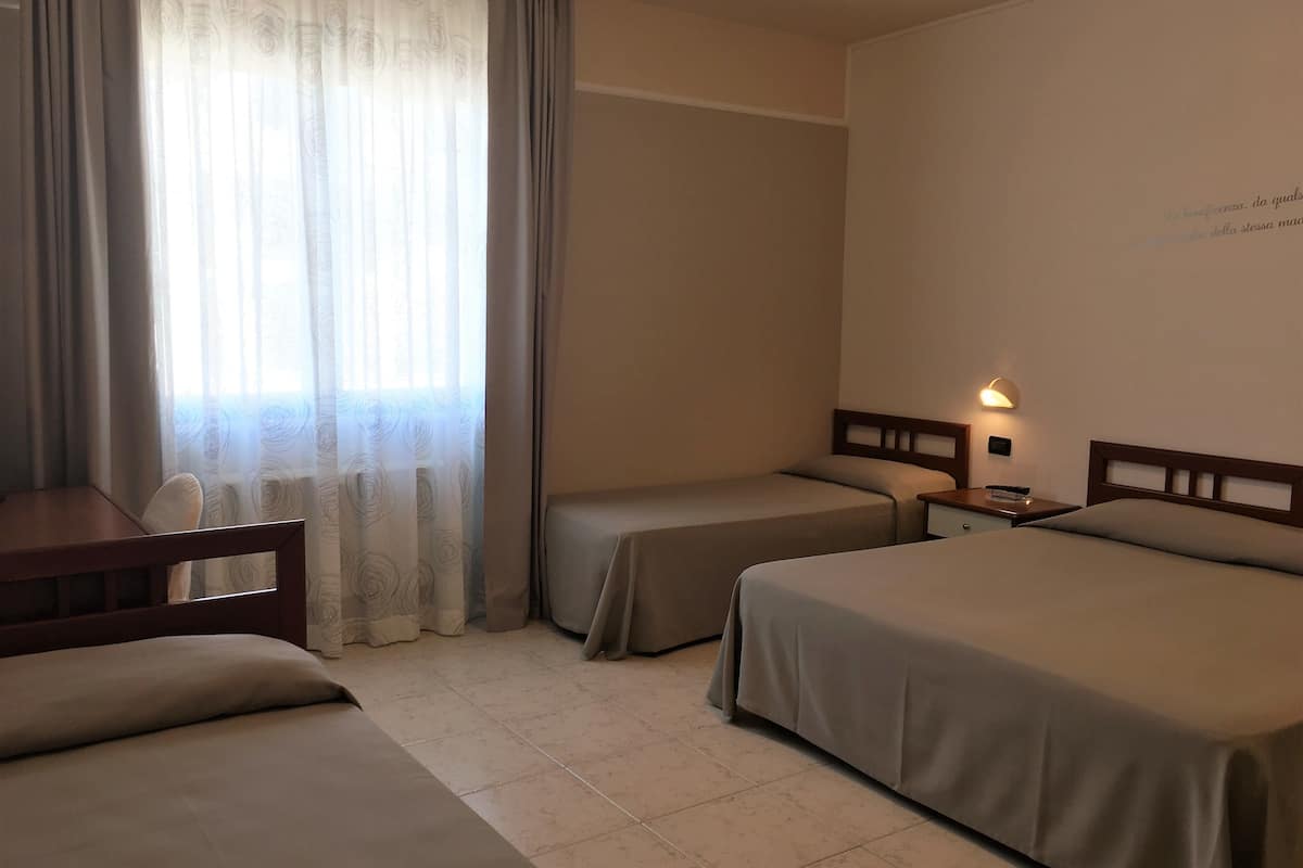 quadruple room | minibar, desk, blackout curtains, cots/infant beds