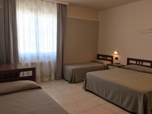 Quadruple Room | Minibar, desk, blackout drapes, cribs/infant beds - Hotel Euro (San Giovanni Rotondo)