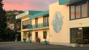 A building with a sign that reads "Shellharbour Resort" and "RESTAURANT" above it. - Shellharbour Resort (Shellharbour)