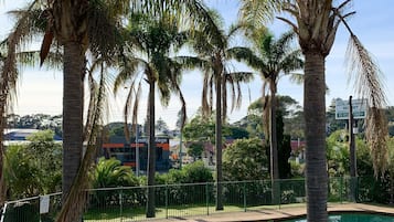 Kolam renang outdoor, dengan kursi berjemur