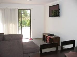 Apartamento luxo, 2 quartos | Área de estar | TV, filmes recentes