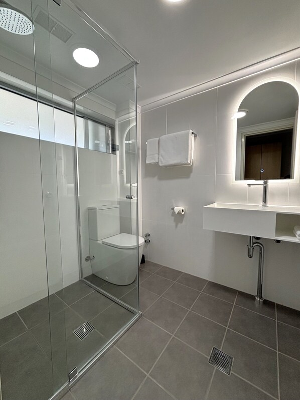 Shower, free toiletries, hair dryer, towels - Shellharbour Resort (Shellharbour)