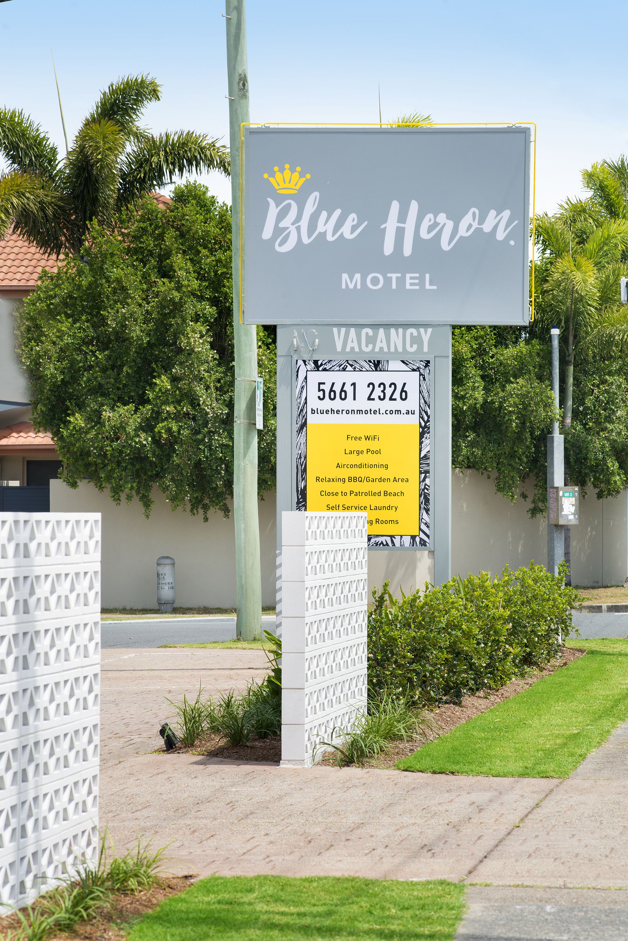 A motel sign with a vacancy notice and amenities list.