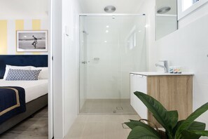 Egyptian cotton sheets, premium bedding, pillow-top beds, in-room safe - Blue Heron Motel (Mermaid Beach)