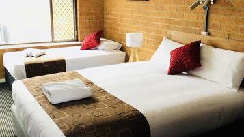 Habitación individual Premium, varias camas | 1 habitación, ropa de cama de alta calidad y decoración personalizada