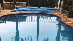 A clear swimming pool with a tiled edge and a brick border. - Tamworth Central Motel (South Tamworth)