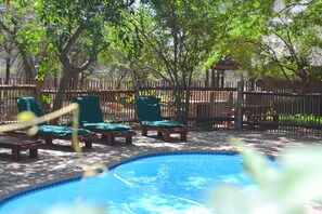 Ulkouima-allas, aurinkovarjoja, aurinkotuoleja