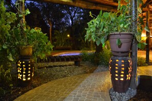 供应早餐、午餐和晚餐