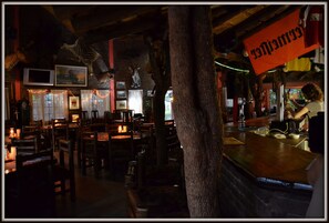 Serveert ontbijt, lunch en diner