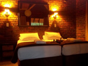 Ylelliset vuodevaatteet, tallelokero huoneessa, työpöytä