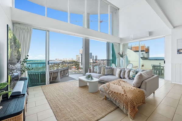 家庭顶层房, 3 间卧室, 海景, 复式 | 起居区 | 32-英寸液晶电视 (配备有线频道)、电视