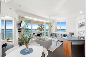 家庭公寓, 1 间卧室 | 起居区 | 32-英寸液晶电视 (配备有线频道)、电视