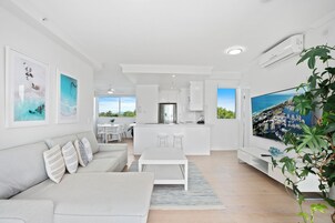 Apartamento Deluxe | Zona de estar | Televisión LCD de 32 pulgadas con canales por cable, una televisión